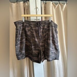 Athleta Farallon Camo Short- Size 26 PLUS